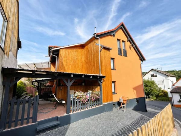 Immobilie in Sinntal - Kernsanierte Doppelhaushälfte, Einfamilienhaus mit großem Garten, zwei Garagen und Nebengebäude - Bild 2