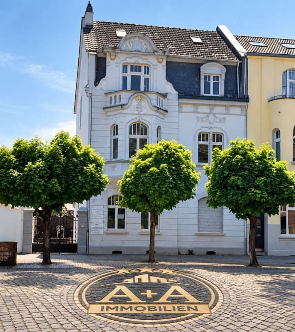 Immobilie in Troisdorf - Gepflegtes, jedoch sanierungsbedürftiges Mehrfamilienhaus in Troisdorf Innenstadt mit viel Potenzial - Bild 0
