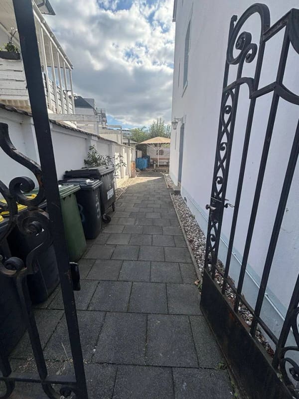 Immobilie in Troisdorf - Gepflegtes, jedoch sanierungsbedürftiges Mehrfamilienhaus in Troisdorf Innenstadt mit viel Potenzial - Bild 1