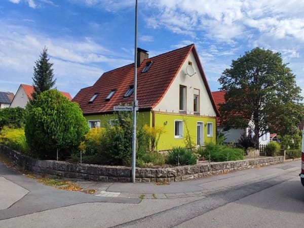 Immobilie in Zeil am Main - Teilrenoviertes Einfamilienhaus in glanzvoller Lage von Zeil - Bild 0