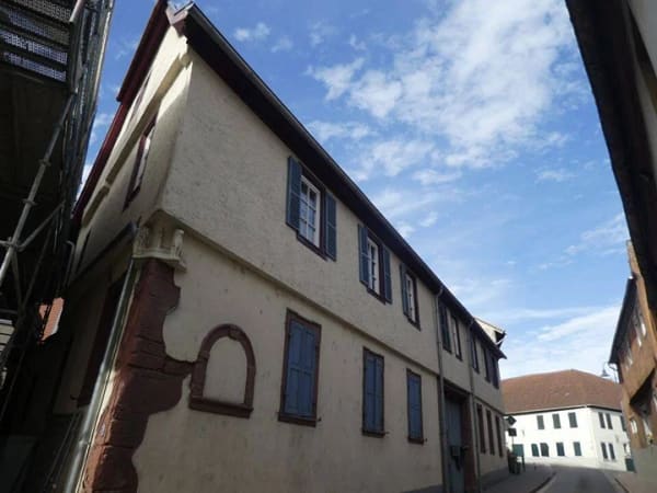 Immobilie in Westhofen - Historischer Charme trifft Kapitalanlage - Einzelkulturdenkmal mit zuverlässiger Vermietung! - Bild 0