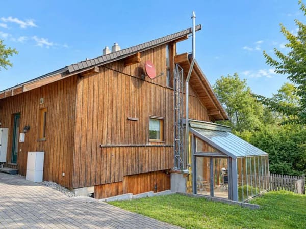 Immobilie in Herdwangen-Schönach - Charmante Doppelhaushälfte in Holzbauweise – naturnahes Wohnen mit besonderem Flair in Herdwangen - Bild 1