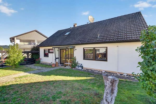 Immobilie in Unterreichenbach - Viel Platz für Ihre Wohnideen – freistehendes Haus mit Garten in Unterreichenbach. - Bild 1