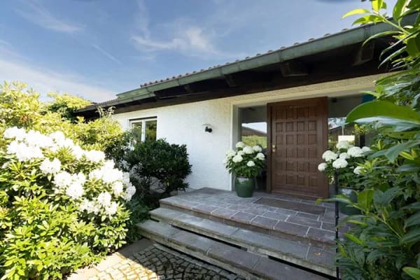 Immobilie in Stephanskirchen - Architektur trifft Panoramablick-Einfamilienhaus  in privilegierter Lage am Schlossberg - Höhensteig - Bild 0