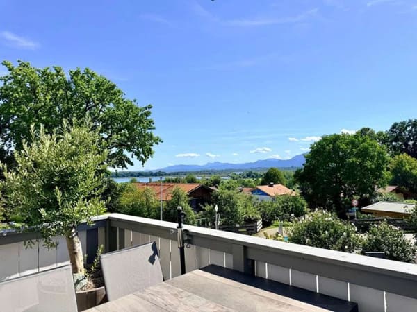 Immobilie in Rimsting - Hochwertige 4-Zimmer-Gartenwohnung mit traumhaftem Chiemsee- und Bergblick - Bild 0