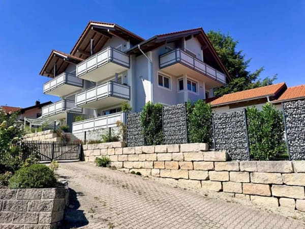 Immobilie in Rimsting - Hochwertige 4-Zimmer-Gartenwohnung mit traumhaftem Chiemsee- und Bergblick - Bild 1
