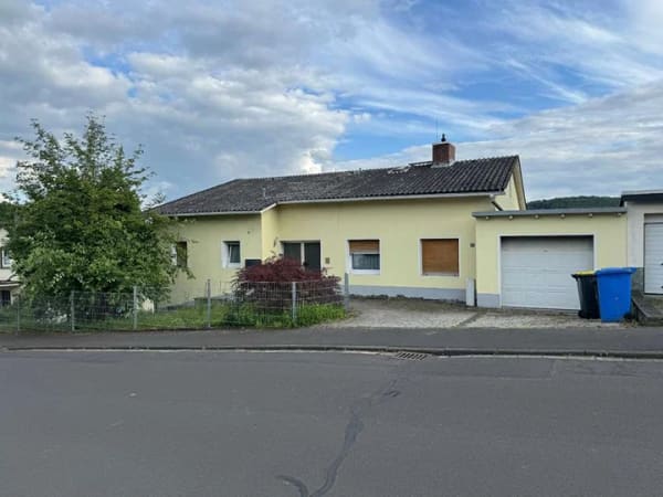Immobilie in Lollar - Modernisiertes Zweifamilienhaus mit Einliegerwohnung in gefragter Wohnlage von Lollar - Bild 0