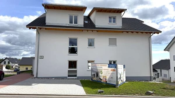 Immobilie in Grafenhausen - Modernes DG-Wohnen mit Aufzug, Aussicht & Wunsch-Ausstattung in Grafenhausen - Bild 1