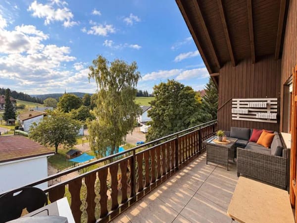 Immobilie in Furtwangen im Schwarzwald - MEGA-CHANCE! AIRBNB FERIENWOHNUNG Ü15.000€ p.a. oder EIGENNUTZUNG/KAPITALANLAGE: Mit Südloggia & TG - Bild 1