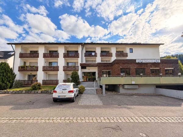 Immobilie in Furtwangen im Schwarzwald - MEGA-CHANCE! AIRBNB FERIENWOHNUNG Ü15.000€ p.a. oder EIGENNUTZUNG/KAPITALANLAGE: Südloggia, EBK & TG - Bild 2