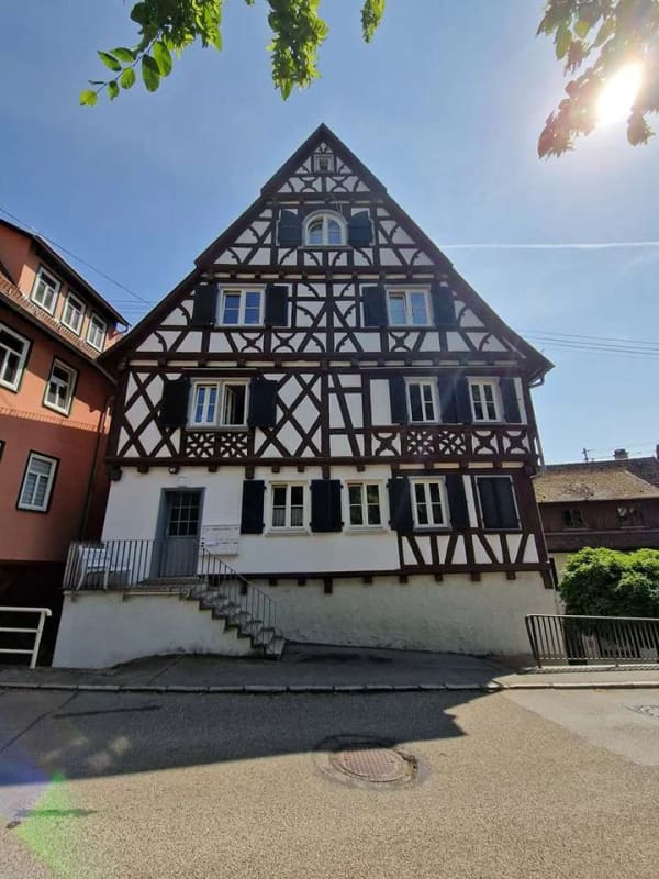 Immobilie in Calw - Einziehen & wohlfühlen! Renovierte 2-Zimmer-Wohnung im historischen Herzen von Calw - Bild 2