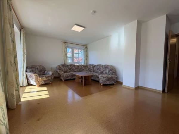Immobilie in Wertach - Helle 3-Zimmer-Wohnung mit Balkon und Blick ins Grüne - Bild 2