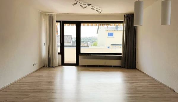 Immobilie in Illingen - Helle 2,5 Zimmer WHG im Hochparterre  mit Balkon, Stellplatz u. Gartenmitbenutzung in 75428 Illingen - Bild 0