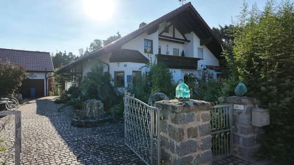 Immobilie in Grafenwöhr - Ein Haus, das man gesehen haben muss – außergewöhnliches Einfamilienhaus mit 1.600 m² Grundstück - Bild 1