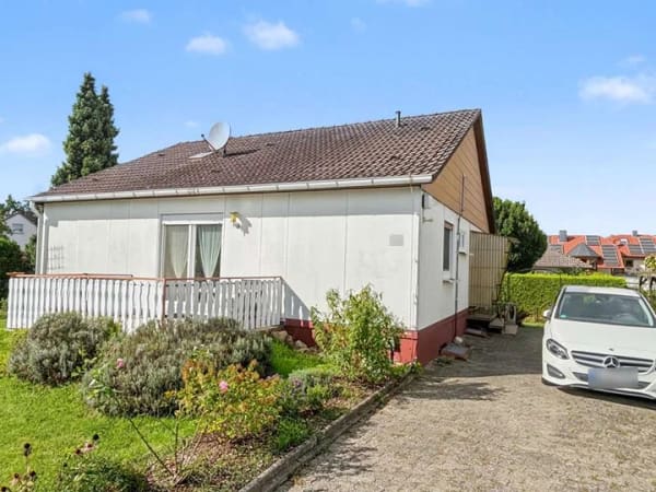 Immobilie in Volkmarsen - Charmantes Einfamilienhaus mit Garten und Gestaltungspotenzial in attraktiver Lage von Volkmarsen - Bild 0