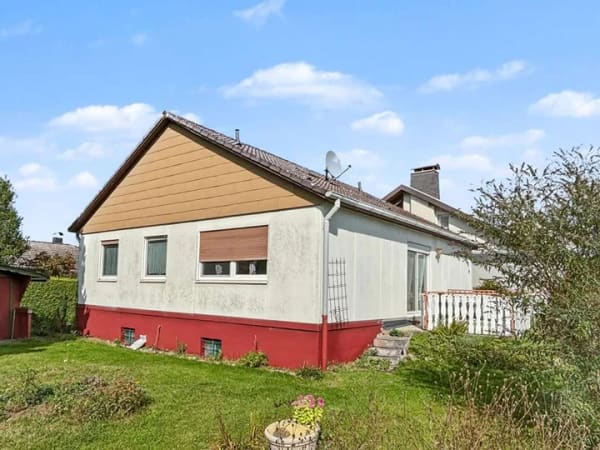 Immobilie in Volkmarsen - Charmantes Einfamilienhaus mit Garten und Gestaltungspotenzial in attraktiver Lage von Volkmarsen - Bild 2