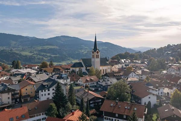 Immobilie in Oberstaufen - Provisionsfrei: Allgäuer Lebensgefühl – moderne 2-Zi.-Wohnung mit Stellplatz im Zentrum Oberstaufens - Bild 0