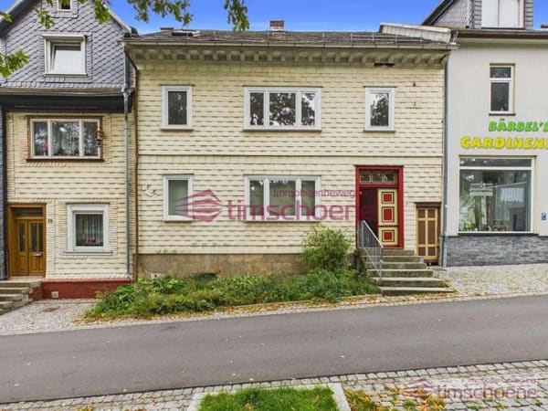 Immobilie in Großbreitenbach - Vielseitiges Zweifamilienhaus mit Carport und großzügigem Nebengebäude - Bild 1