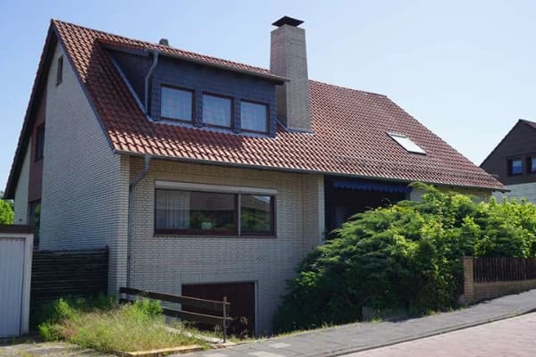Immobilie in Helmstedt - Einfamilienhaus mit großzügigem Wohnangebot, Garten und zwei Garagen - Bild 0