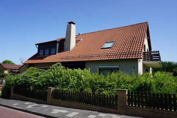 Immobilie in Helmstedt - Einfamilienhaus mit großzügigem Wohnangebot, Garten und zwei Garagen - Bild 1