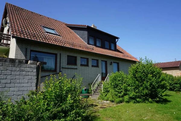 Immobilie in Helmstedt - Einfamilienhaus mit großzügigem Wohnangebot, Garten und zwei Garagen - Bild 2