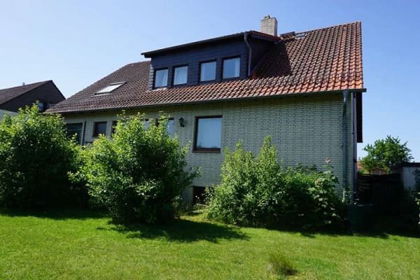Immobilie in Helmstedt - Einfamilienhaus mit großzügigem Wohnangebot, Garten und zwei Garagen - Bild 3