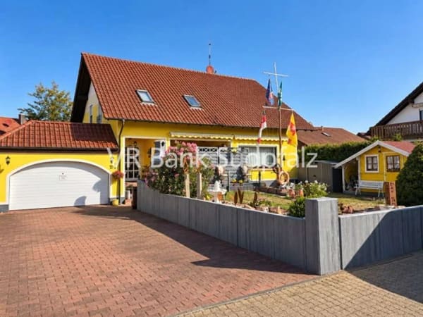 Immobilie in Hagenbach - Freistehendes Einfamilienhaus mit Garten und großer Garage in Hagenbach - Bild 0