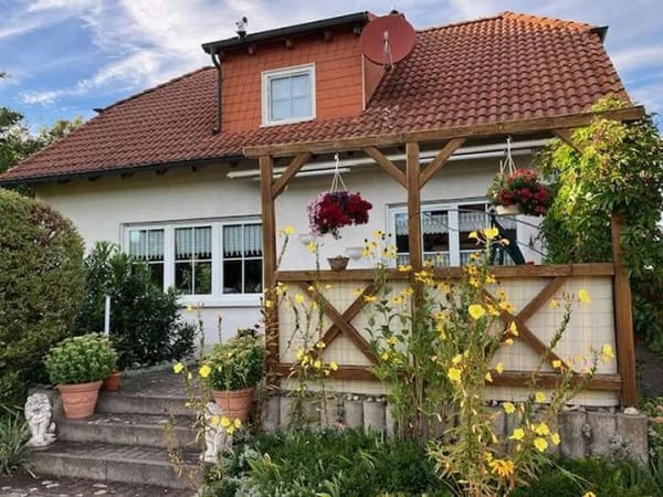 Immobilie in Blankenhain - Freistehendes EFH im Landhausstil: weitläufiges Grundstück am Feldrand, Doppelgarage & Carport - Bild 0