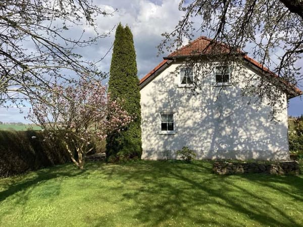 Immobilie in Blankenhain - Freistehendes EFH im Landhausstil: weitläufiges Grundstück am Feldrand, Doppelgarage & Carport - Bild 1