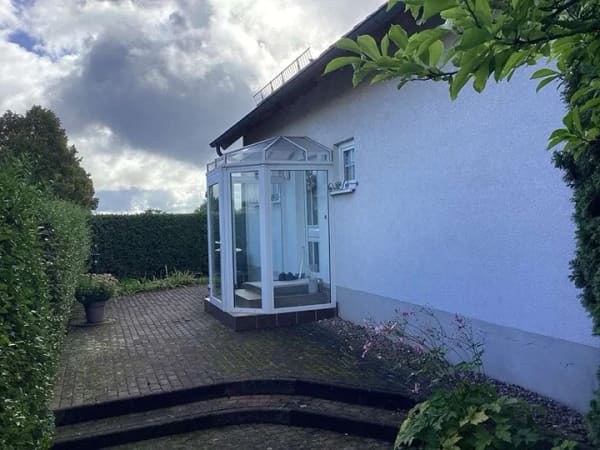 Immobilie in Blankenhain - Freistehendes EFH im Landhausstil: weitläufiges Grundstück am Feldrand, Doppelgarage & Carport - Bild 2