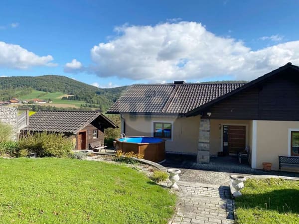 Immobilie in Hauzenberg - SONNIGER WINKELBUNGALOW MIT EINLIEGERWOHNUNG - Bild 1