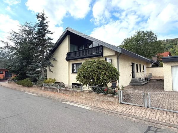 Immobilie in Großheubach - Keine Käuferprovision! Kaufen Sie ab € 1.249,- mtl.* / EFH m. Eckgrundstück! gepflegtes Umfeld! - Bild 1