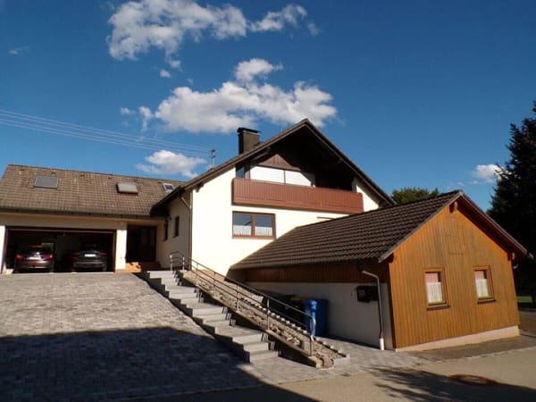 Immobilie in Ellzee - Zweifamilienhaus mit zusätzlicher Einliegerwohnung - Doppelgarage und Doppelcarport - Bild 0