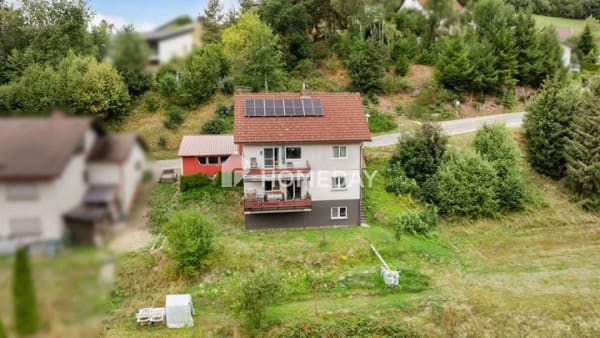 Immobilie in Vöhrenbach - Mehr Raum für gemeinsame Wohnideen: Familienhaus in Hanglage mit Einliegerwohnung - Bild 2