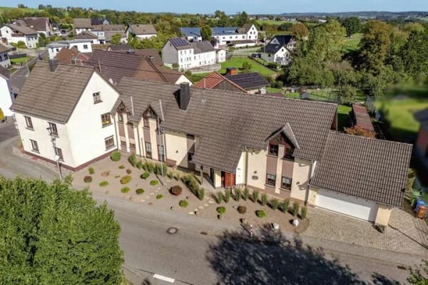 Immobilie in Neustadt (Wied) - Zwei Häuser, ein Kaufpreis – Wohnen, Vermieten und Investieren! - Bild 0