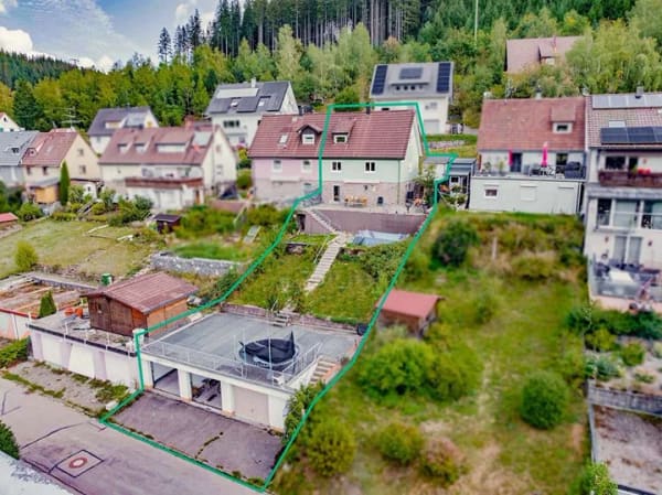 Immobilie in Vöhrenbach - SALUTI | DHH in Vöhrenbach mit Schwarzwaldblick | 3 Garagen und Wärmepumpe - Bild 0