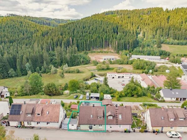 Immobilie in Vöhrenbach - SALUTI | DHH in Vöhrenbach mit Schwarzwaldblick | 3 Garagen und Wärmepumpe - Bild 1