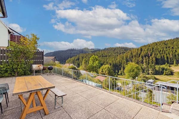 Immobilie in Vöhrenbach - SALUTI | DHH in Vöhrenbach mit Schwarzwaldblick | 3 Garagen und Wärmepumpe - Bild 2
