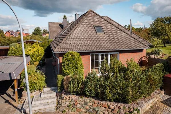 Immobilie in Groß Nemerow - Großzügiger Bungalow mit Kamin und sonnigem Garten voller Obstbäume - Bild 0