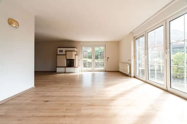 Immobilie in Groß Nemerow - Großzügiger Bungalow mit Kamin und sonnigem Garten voller Obstbäume - Bild 1