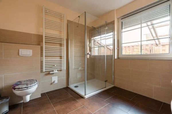 Immobilie in Groß Nemerow - Großzügiger Bungalow mit Kamin und sonnigem Garten voller Obstbäume - Bild 3