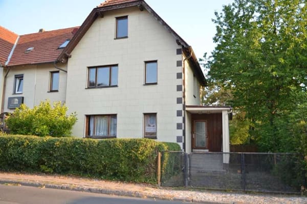 Immobilie in Ohrdruf - Fachwerk-Doppelhaushälfte mit Werkstatt, 2 Garagen, eigener Einfahrt und Ausbaupotenzial - Bild 0