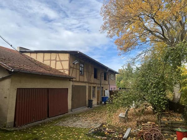 Immobilie in Ohrdruf - Fachwerk-Doppelhaushälfte mit Werkstatt, 2 Garagen, eigener Einfahrt und Ausbaupotenzial - Bild 2