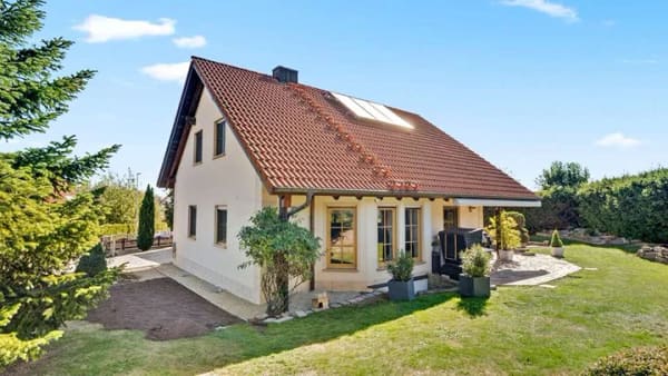 Immobilie in Schlüsselfeld - Traumhafte Feldrandlage! Modernisiertes Einfamilienhaus mit Pelletheizung und gepflegtem Garten - Bild 1
