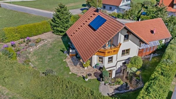 Immobilie in Schlüsselfeld - Traumhafte Feldrandlage! Modernisiertes Einfamilienhaus mit Pelletheizung und gepflegtem Garten - Bild 2