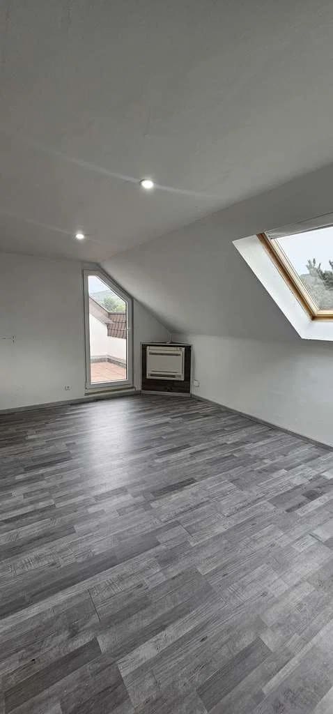 Immobilie in Nußloch - Wohnen mit Weitblick und Wohlfühlfaktor moderne Dachgeschosswohnung mit Balkon und Garage in Nußloch - Bild 1