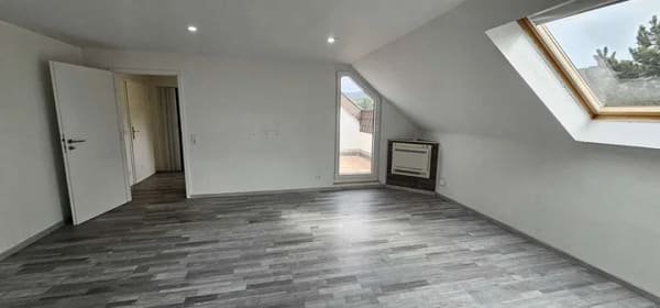 Immobilie in Nußloch - Wohnen mit Weitblick und Wohlfühlfaktor moderne Dachgeschosswohnung mit Balkon und Garage in Nußloch - Bild 2