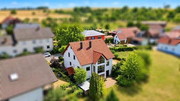 Immobilie in Grünsfeld - Nur ca. 1.550 €/m² - 236 m² Wohnfläche inkl. vermieteter Einliegerwohnung - Bild 0