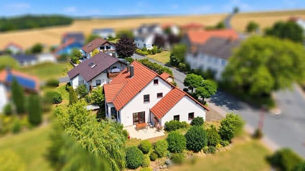 Immobilie in Grünsfeld - Nur ca. 1.550 €/m² - 236 m² Wohnfläche inkl. vermieteter Einliegerwohnung - Bild 1