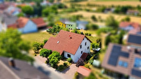 Immobilie in Grünsfeld - Nur ca. 1.550 €/m² - 236 m² Wohnfläche inkl. vermieteter Einliegerwohnung - Bild 2